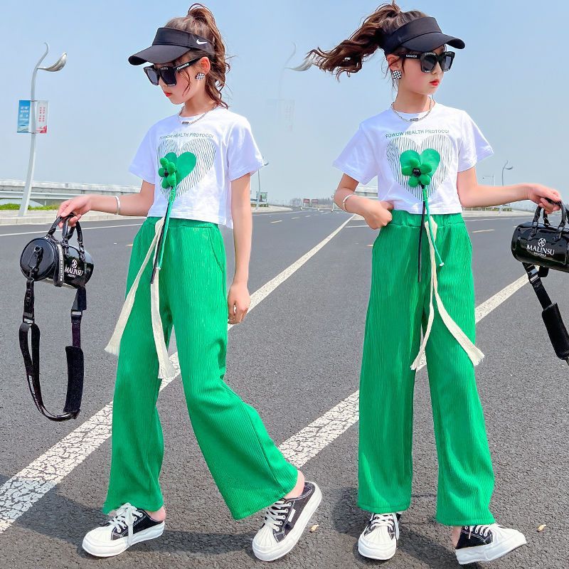 Look Chic d’Été Haut Léger & Pantalon Fluide