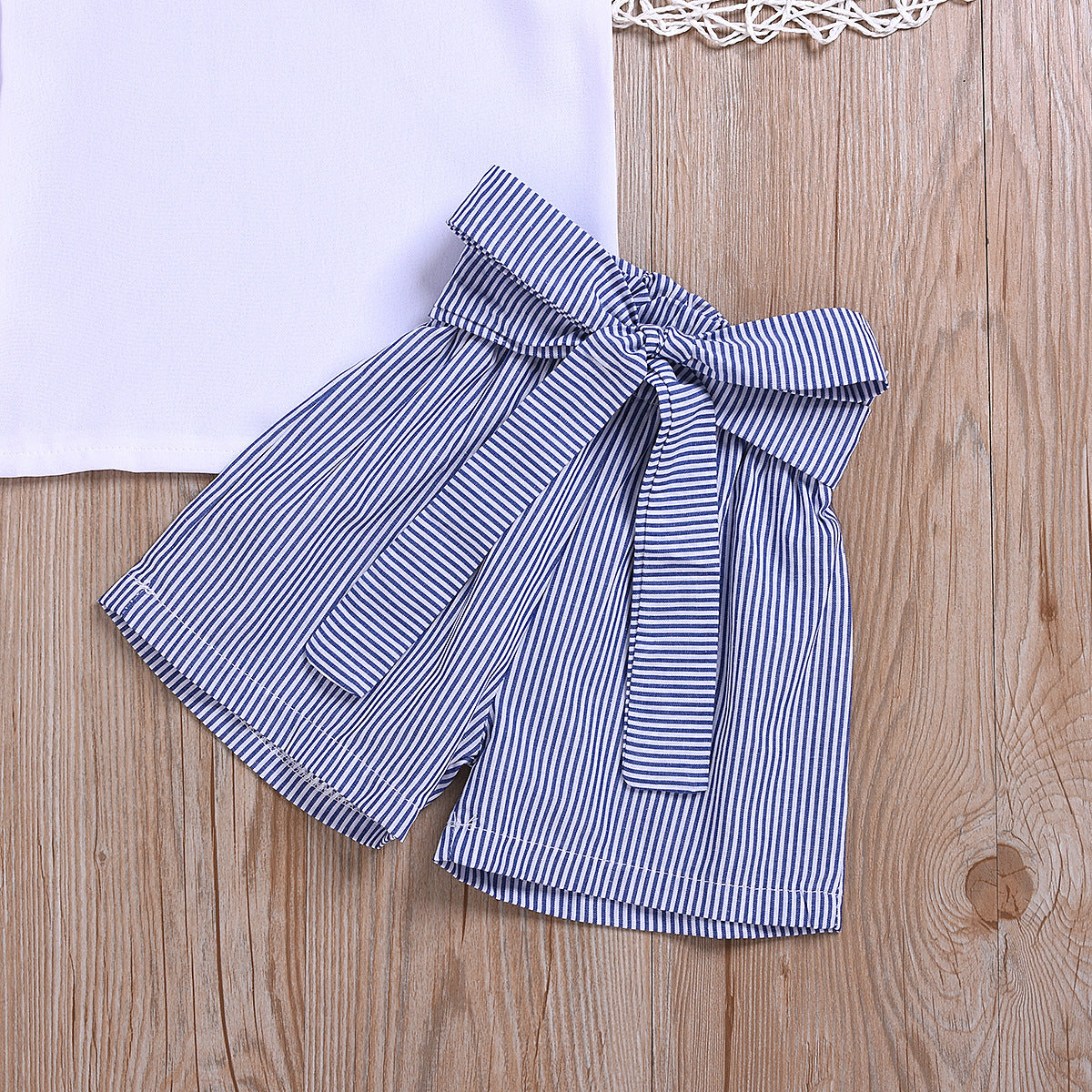 Ensemble Été Fille – Haut Sans Manches à Nœud & Short Rayé