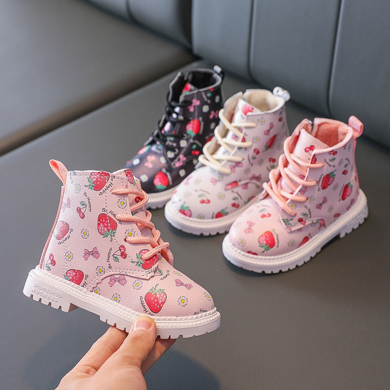Bottines Martin Fille – Imprimé Fraise & Doublure Chaude | Étanches & Stylées