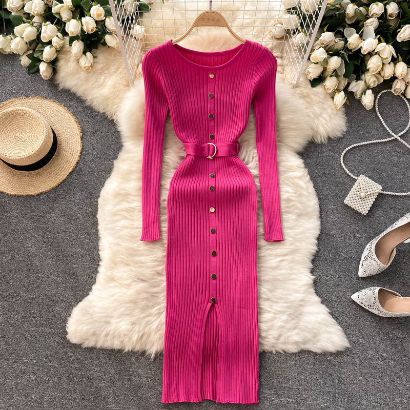 Juliana – Robe Cintrée à Col Rond et Boutonnage Élégant