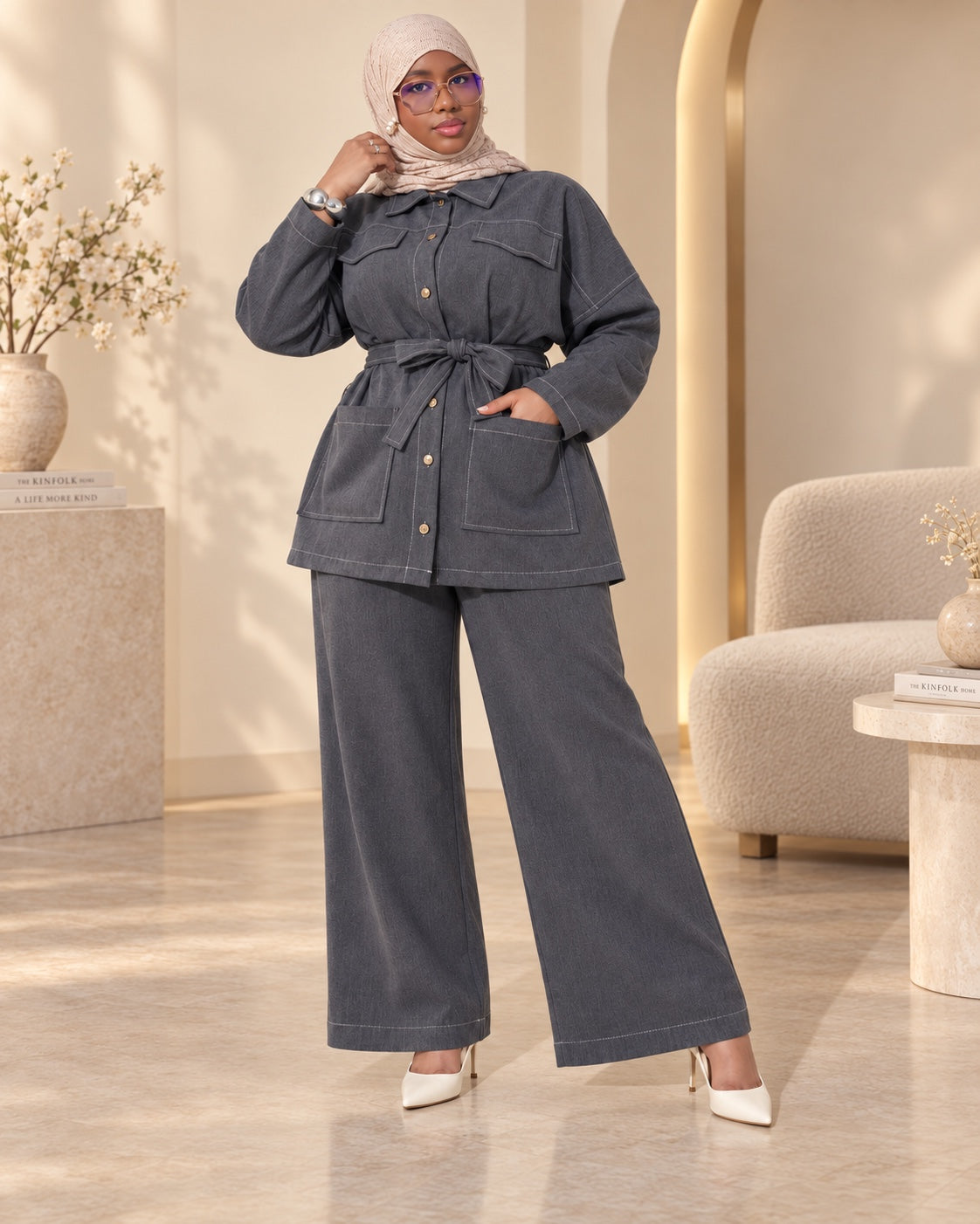 Ensemble 2 pièces DIJANTA ceinturé à poches – Bleu – détail du look