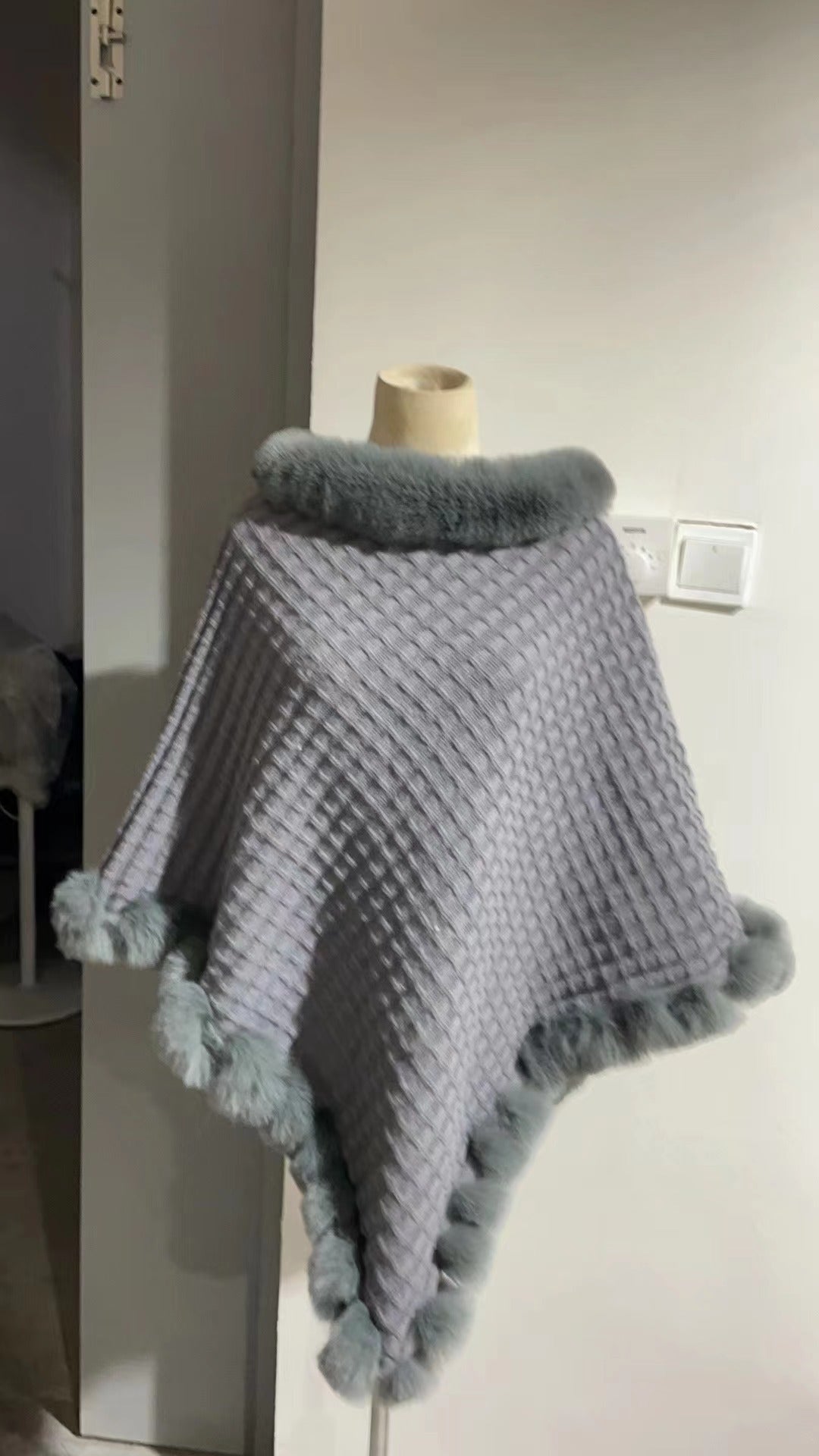 Raniya – Cape Femme Luxe avec Col en Fourrure Rex