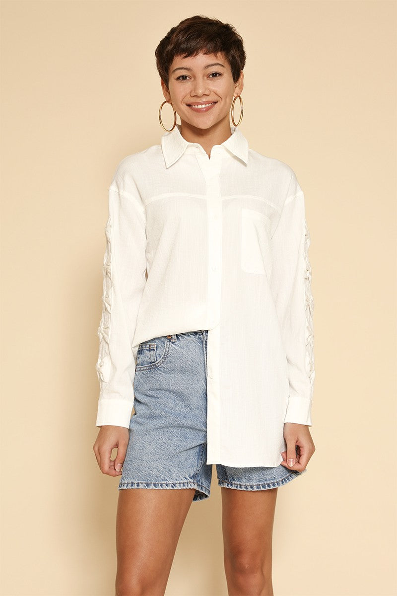 Aveline – chemise blanche à nœuds aux manches portée, vue de face