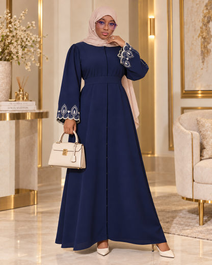 Amina — Abaya ceinturée à poignets brodés, Bleu marine