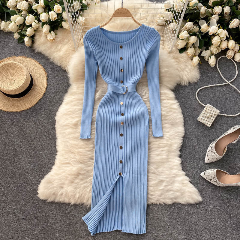 Juliana – Robe Cintrée à Col Rond et Boutonnage Élégant