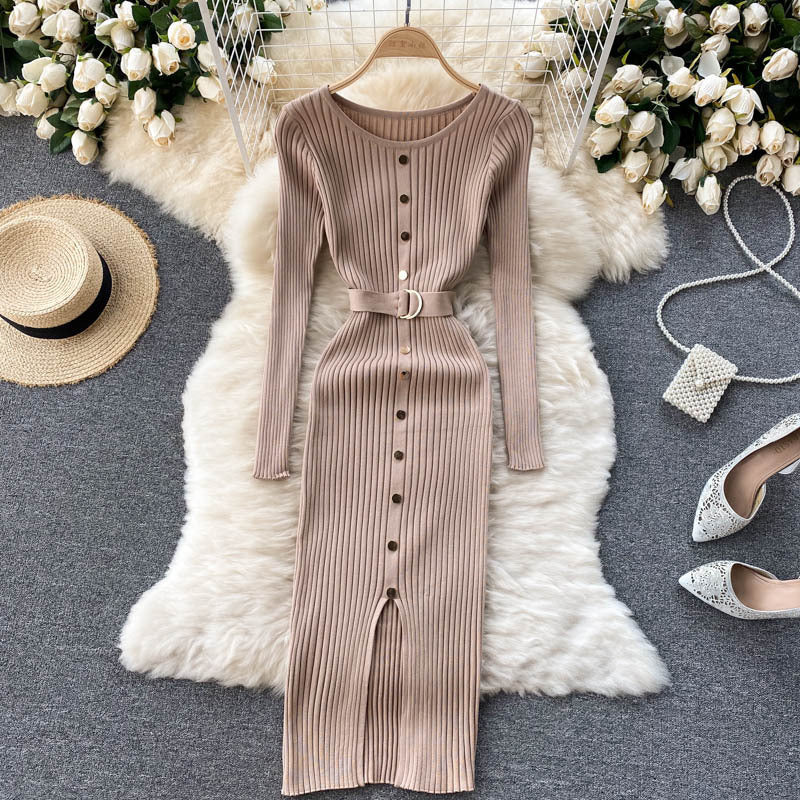 Juliana – Robe Cintrée à Col Rond et Boutonnage Élégant