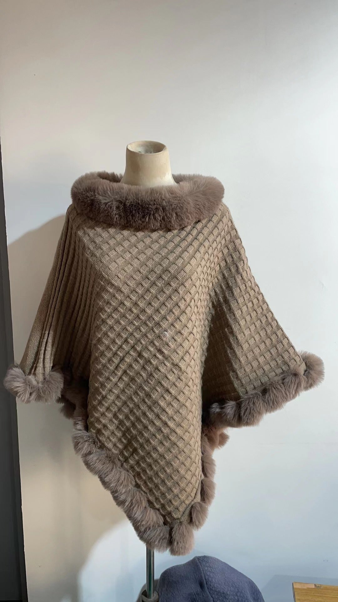 Raniya – Cape Femme Luxe avec Col en Fourrure Rex