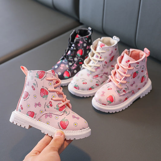 Bottines Martin Fille – Imprimé Fraise & Doublure Chaude | Étanches & Stylées