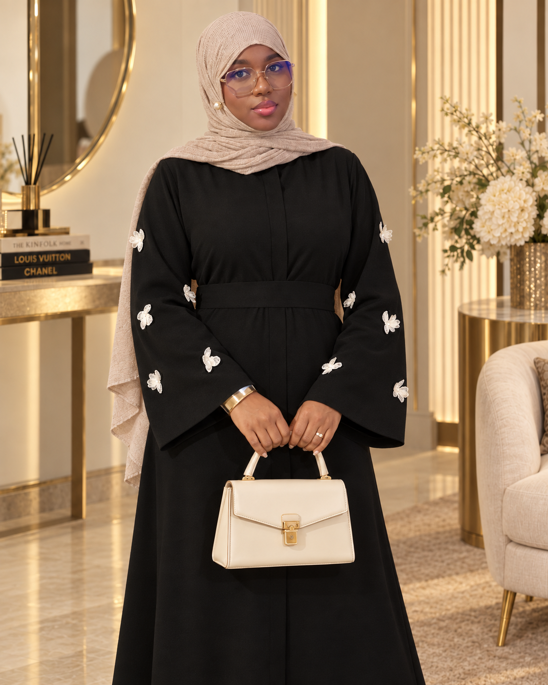 Umm Kulthum — Robe à manches décorées de papillons, Noir