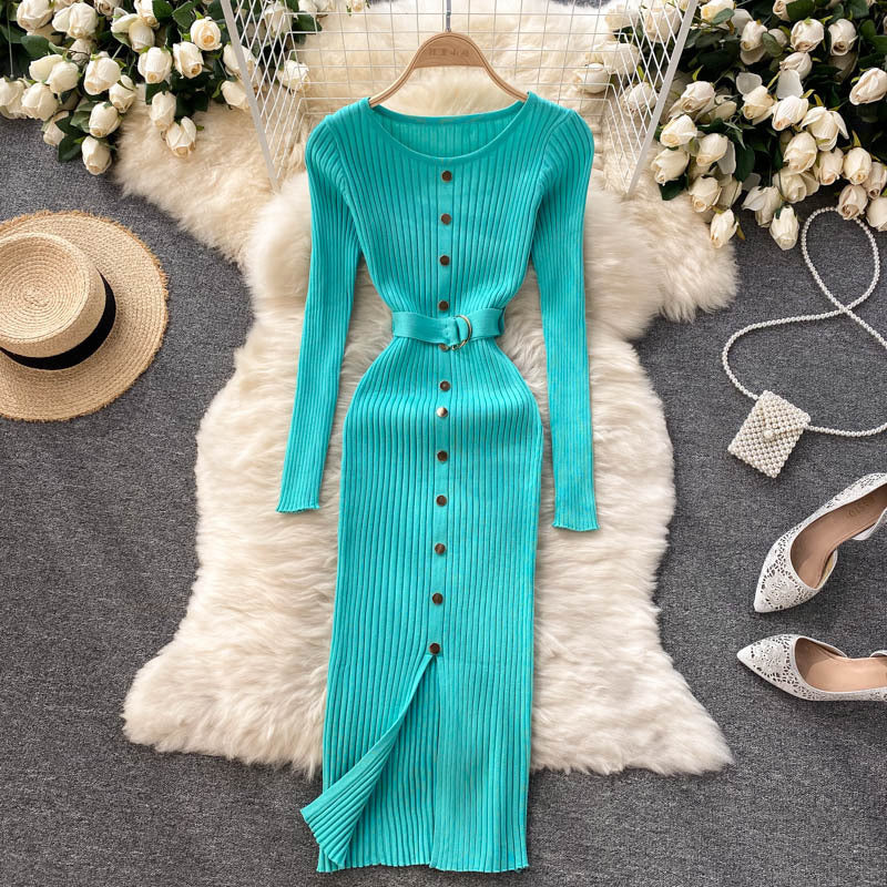 Juliana – Robe Cintrée à Col Rond et Boutonnage Élégant