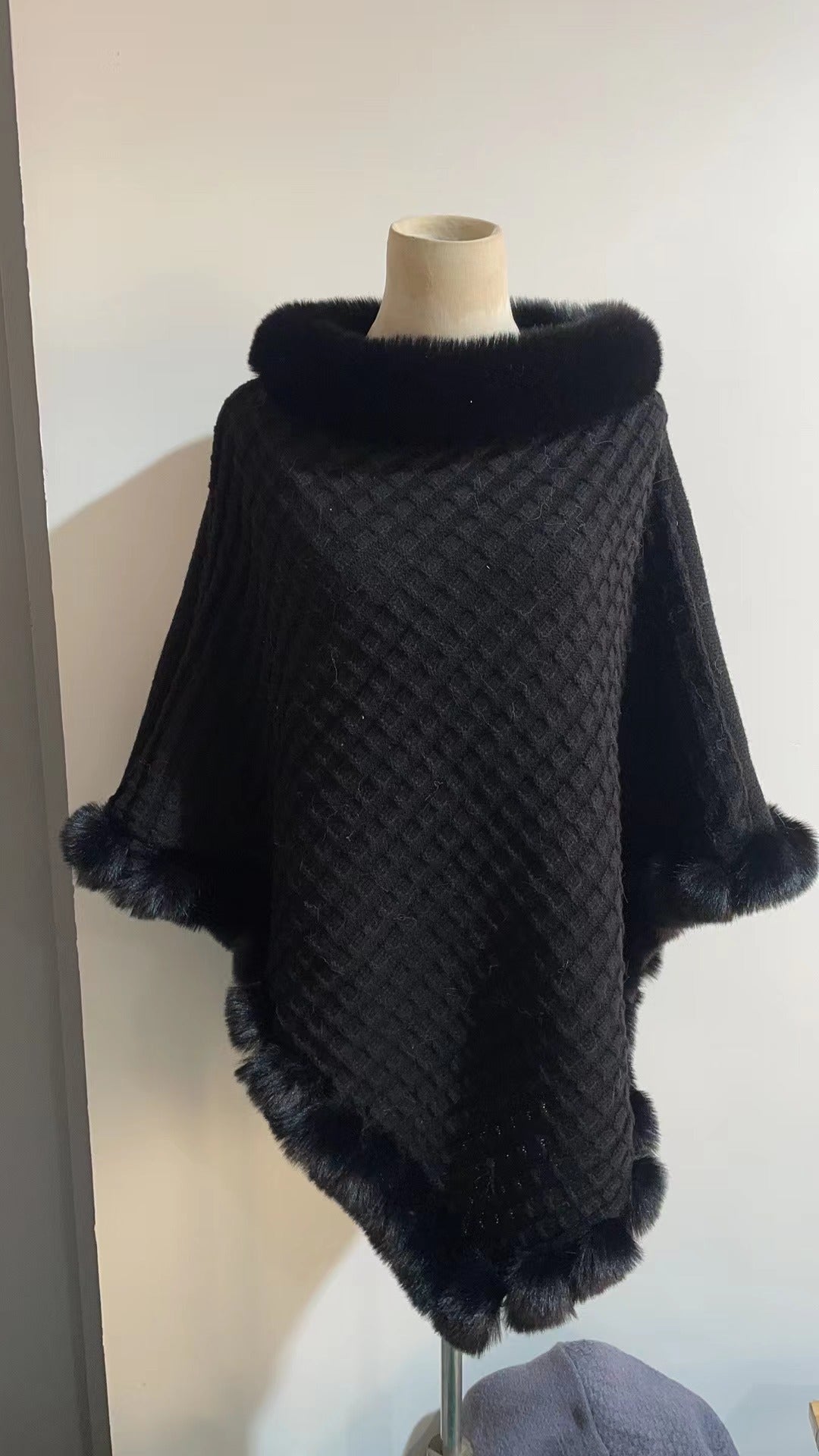 Raniya – Cape Femme Luxe avec Col en Fourrure Rex