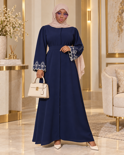 Amina — Abaya ceinturée à poignets brodés, Bleu marine