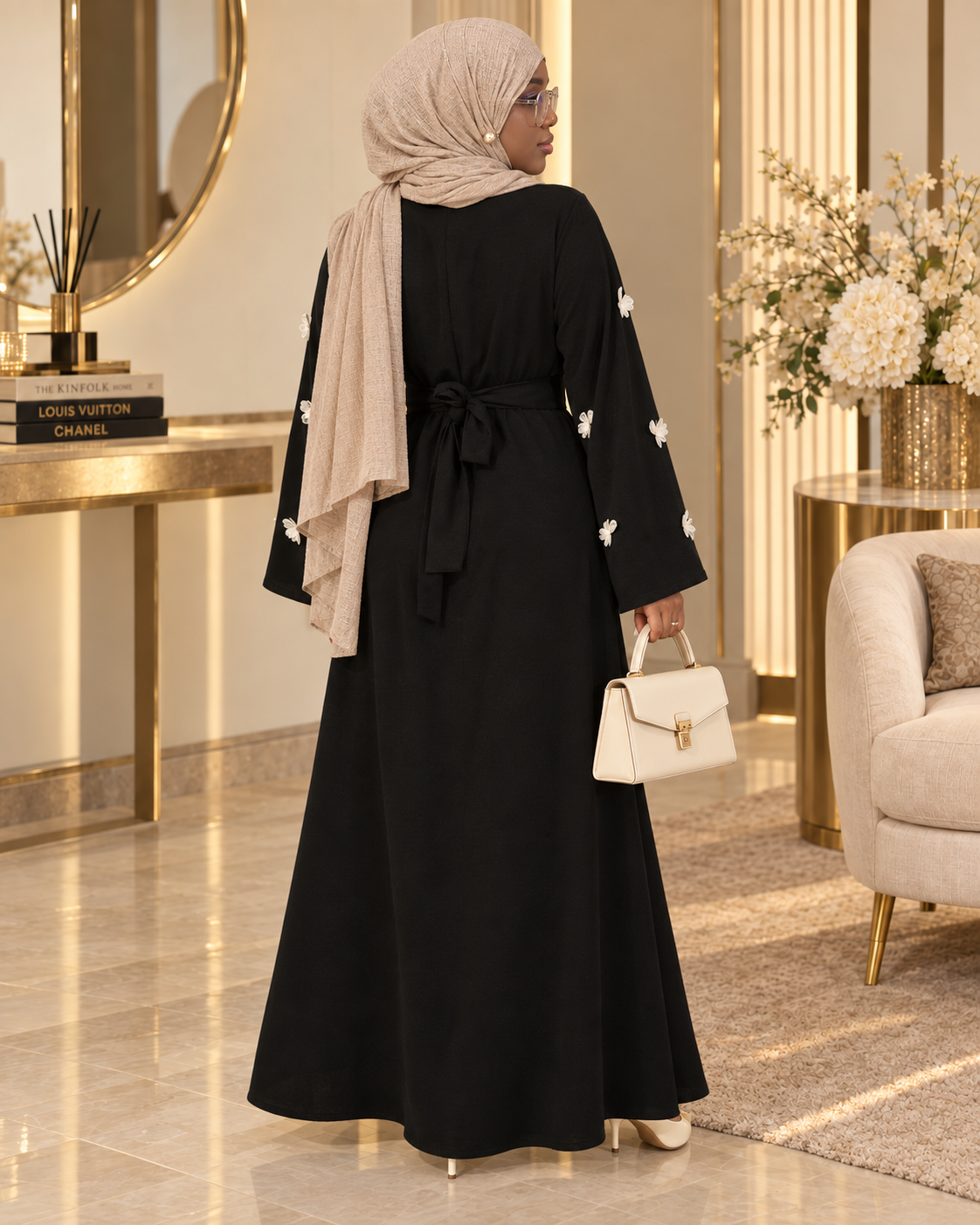 Umm Kulthum — Robe à manches décorées de papillons, Noir