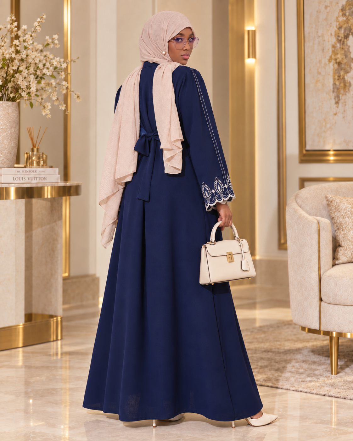 Amina — Abaya ceinturée à poignets brodés, Bleu marine