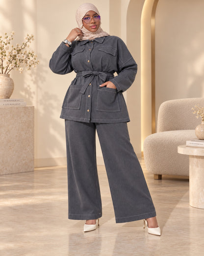 Ensemble 2 pièces DIJANTA ceinturé à poches – Bleu – détail du look