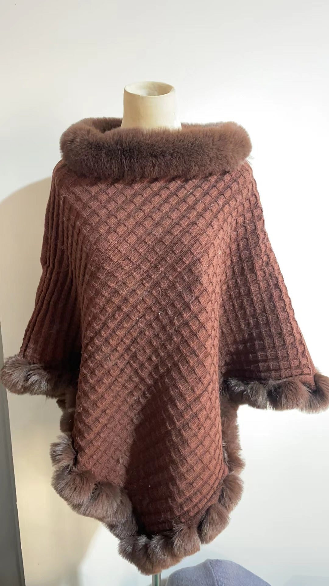 Raniya – Cape Femme Luxe avec Col en Fourrure Rex